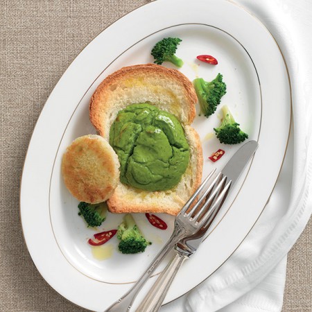 Toasted Bread with Eggs and Broccoli