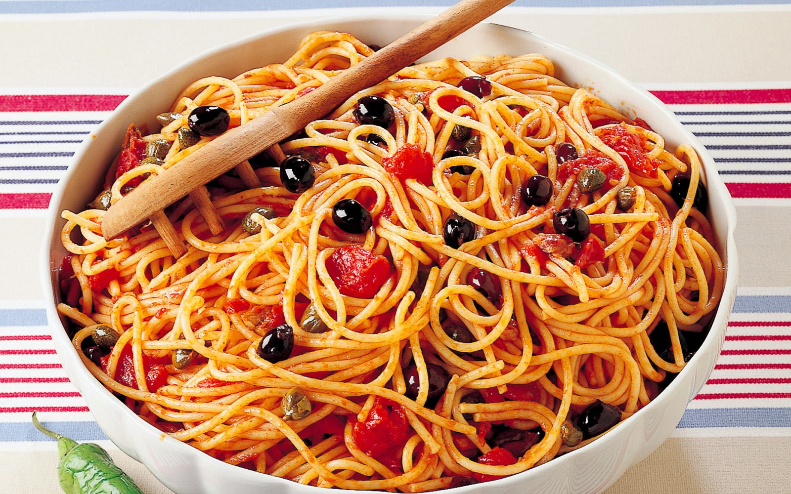 Итальянское блюдо из лапши. Спагетти Аль Помодоро. Букатини аматричана. Favelli спагетти.