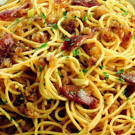 Spaghetti With Breadcrumbs and Anchovies