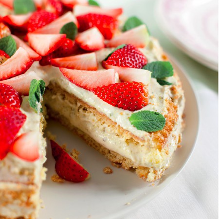 Layer cake with pistachios and strawberries