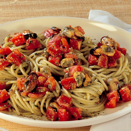 Spaghetti With Mussels, Tomatoes and Pine Nuts
