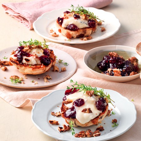 Raisin bread with Gorgonzola and Grape Compote