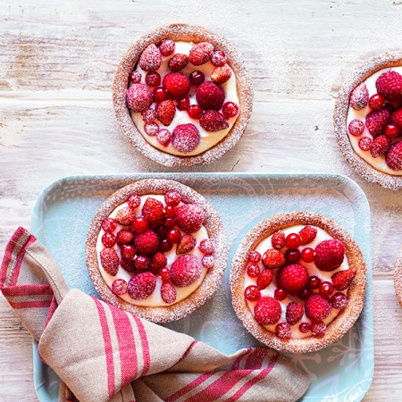 Tarts with Ricotta Cheese, Yogurt and Red Fruits