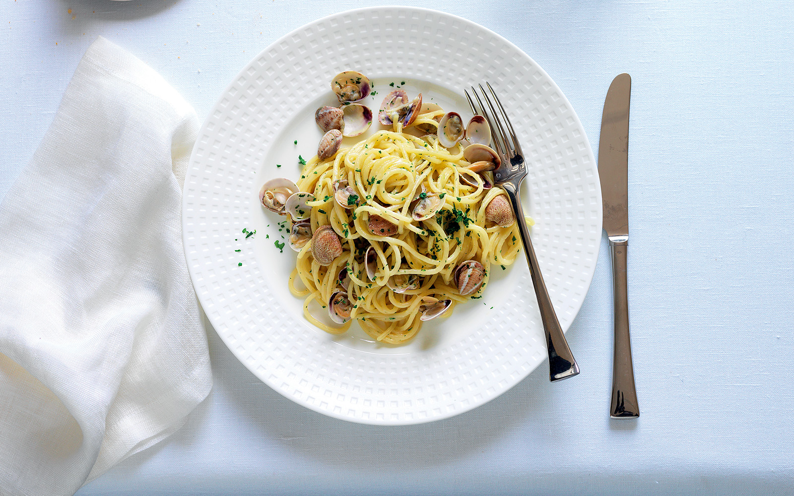 How you plate spaghetti in Italy using tongs (pinza cuoco) 