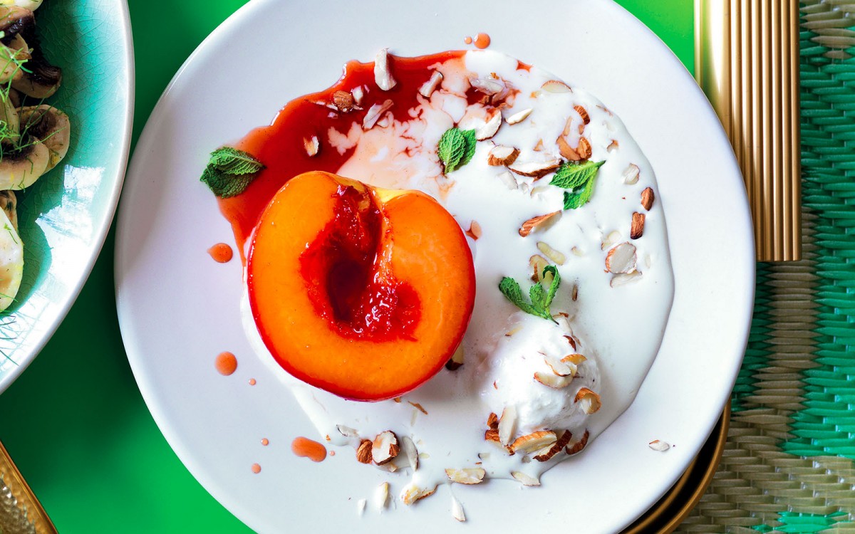 Peaches with Fiordilatte Gelato-image