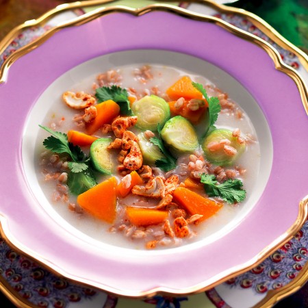 Sweet and sour spelt and cashew soup