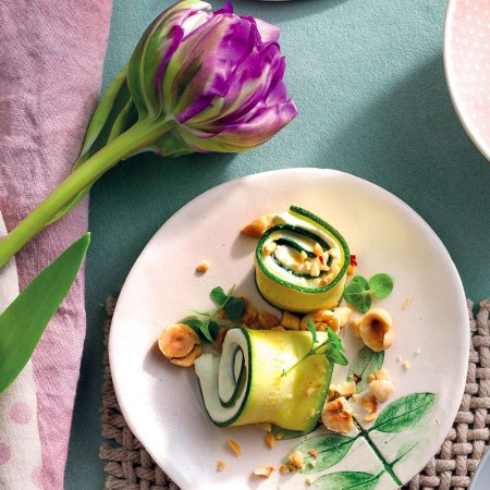 Zucchini spirals with bittersweet dressing and robiola cheese