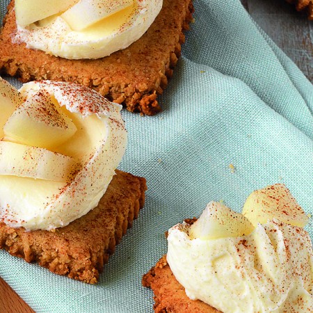 Shortbread Cookies With Pears and Mascarpone