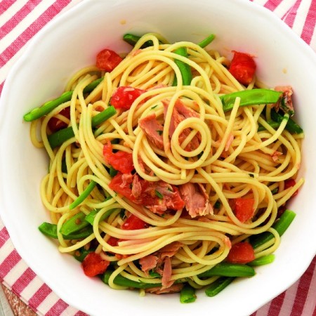 Quick & Easy Spaghetti With Green Beans, Tomato, and Tuna